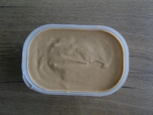 Glace au spéculoos en bac prête à être congelée