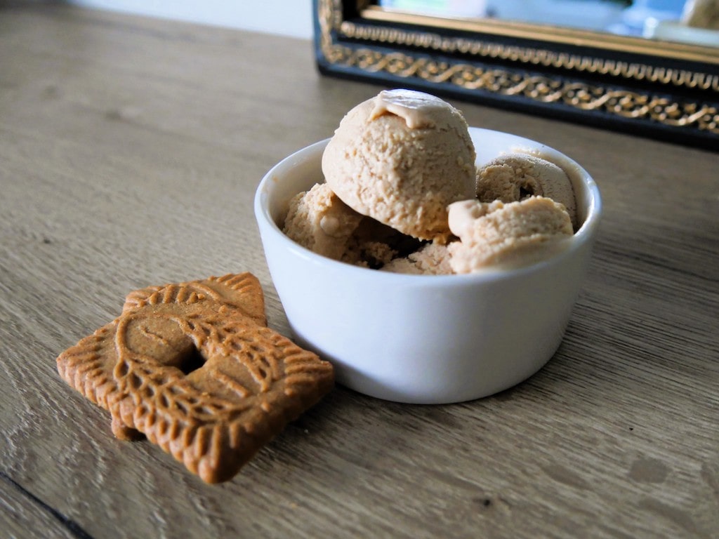 Glace au spéculoos dans sa coupelle avant dégustation