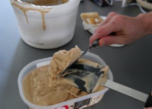 Glace au spéculoos en train d'être sortie de la sorbetière et placée en bac