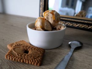 Glace au spéculoos avec du caramel avant dégustation