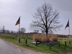 En longeant la Maerestraat à la frontière belge sur le circuit de la dune Fossile