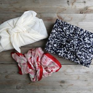 Trois cadeaux emballés avec des furoshikis