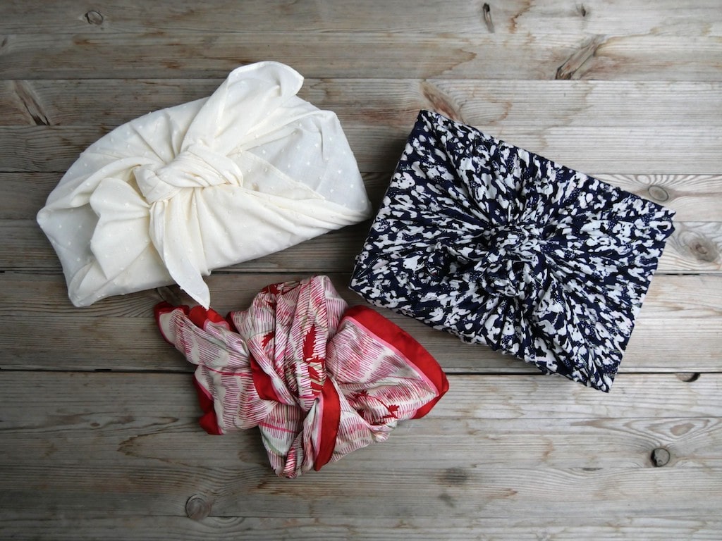 Trois cadeaux emballés avec des furoshikis