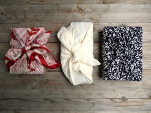 Trois cadeaux emballés avec des furoshikis