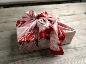 Cadeau emballé avec un furoshiki