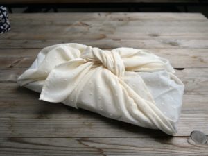 Cadeau emballé avec un furoshiki