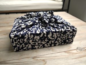 Cadeau emballé avec un furoshiki