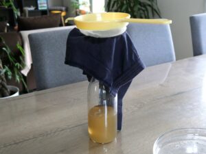 Lessive à la cendre en train d'être filtrée
