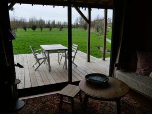 Vue du salon Aux Cabanes à Grand-Laviers