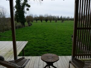 Terrasse extérieure Aux Cabanes à Grand-Laviers