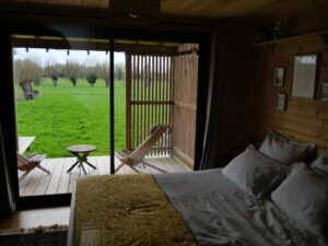 Vue de la chambre Aux Cabanes à Grand-Laviers