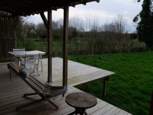 Terrasse extérieure Aux Cabanes à Grand-Laviers