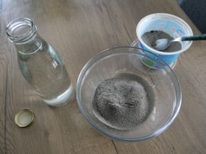 Cendre avant d'être mélangée à l'eau