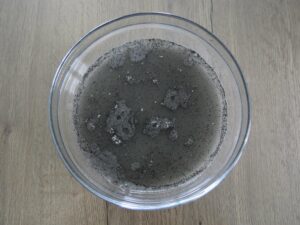 Cendre mélangée à l'eau