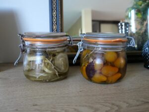 Pickles de tomates et de concombres