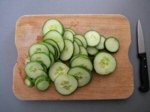 Rondelles de concombres sur planche à découper