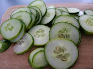 Rondelles de concombres sur planche à découper