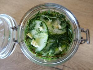 Ingrédients dans un bocal pour réaliser des pickles de concombres