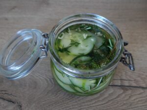 Bocal de pickles de concombres avant fermeture