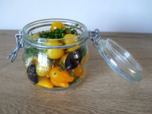 Ingrédients dans un bocal pour réaliser des pickles de tomates