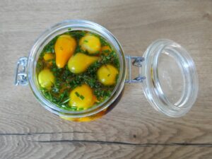 Bocal de pickles de tomates avant fermeture