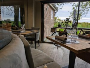 Intérieur du restaurant l'Arbre à Gruson