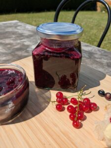 Pot de gelée de groseilles et cassis