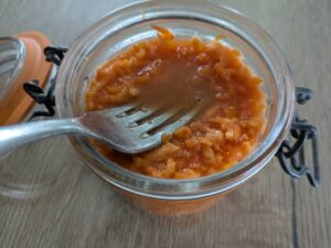 Fourchette qui met en évidence le jus de la carotte