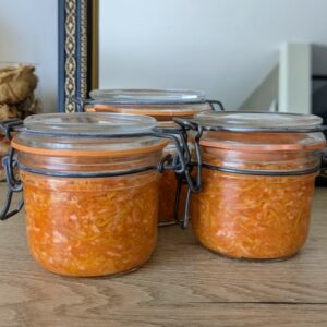 Bocaux de carottes lacto-fermentées