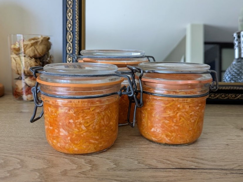 Bocaux de carottes lacto-fermentées