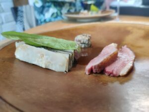 Canard cuit à la cheminée, pressé de céleri rave, compotée de poire, oseille du jardin
