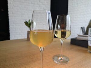 Verre de vin blanc et infusion à la feuille de figuier, laurier et feuilles de mûrier