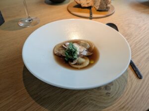 Ravioles et essence de champignons, huile de persil et infusion de champignons