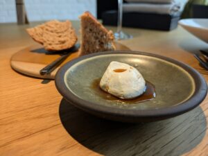 Pain au levain, beurre et caramel