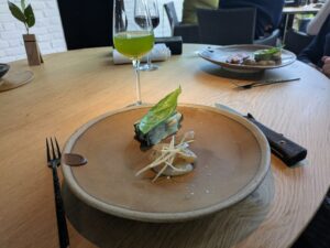 Canard cuit à la cheminée, pressé de céleri rave, compotée de poire, oseille du jardin et sa version végétarienne autour du céleri