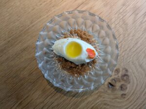 Crumble, glace à la reine des prés et huile de caméline