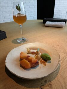 Tatin de coing confit, glace à la verveine, petites compotées et caramel au Saint Bernadus.