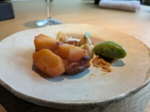 Tatin de coing confit, glace à la verveine, petites compotées et caramel au Saint Bernadus.