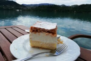 Dégustation du kremšnita, une spécialité locale, devant le lac de Bled en Slovénie