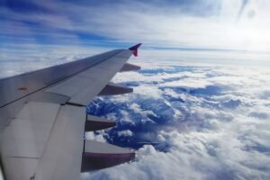 Vue depuis l'avion sur les montagnes