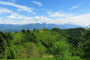 Vue depuis la colline de Jamnik et son église en Slovénie