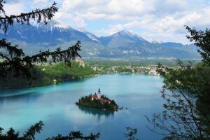 Vue sur le lac de Bled depuis a colline d’Ojstrica en Slovénie