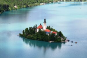 Vue sur le lac de Bled depuis a colline d’Ojstrica en Slovénie