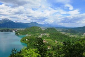 Vue sur le lac de Bled depuis a colline d’Ojstrica en Slovénie