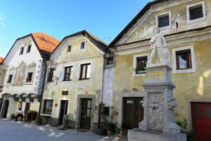 Façade du village médiéval de Radovljica en Slovénie
