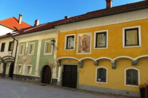 Façade du village médiéval de Radovljica en Slovénie