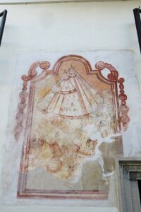 Fresque d'une façade du village médiéval de Radovljica en Slovénie