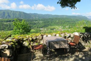Petit déjeuner en terrasse à Radovljica en Slovénie