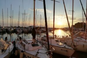 Coucher de soleil sur le port à Piran en Slovénie
