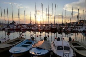 Coucher de soleil sur le port à Piran en Slovénie